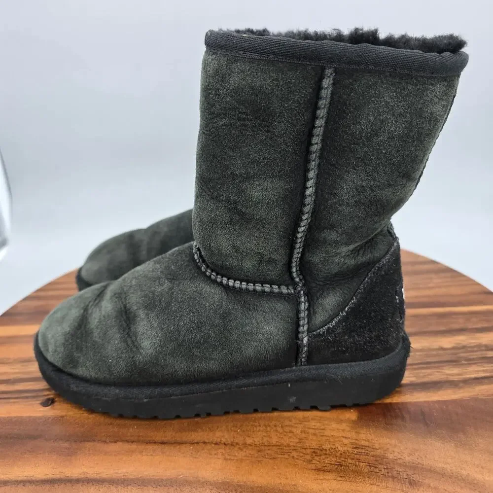 UGG Classic Boots Youth Kids 1 Black Sheepskin Suede Lined Pull On Winter Bootie